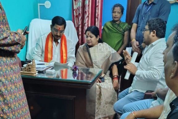 जनप्रतिनिधियों एवं भाजपा नेताओं ने करी शहरी विकास मंत्री तोखन साहू से मुलाकात, सांसद निवास पर पहुंचे मंत्री जी से मिले शक्ति के जनप्रतिनिधि जनप्रतिनिधियों एवं भाजपा नेताओं ने करी शहरी विकास मंत्री तोखन साहू से मुलाकात, सांसद निवास पर पहुंचे मंत्री जी से मिले शक्ति के जनप्रतिनिधि kshititech