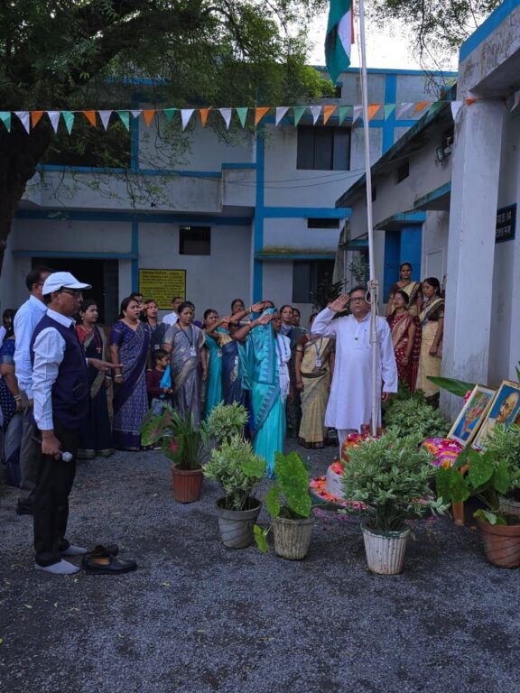 जन भागीदारी अध्यक्ष मांगेराम अग्रवाल ने किया शक्ति के शासकीय कन्या उच्चतर माध्यमिक विद्यालय में ध्वजारोहण, शक्ति शहर का दशको पुराना विद्यालय है कन्या स्कूल, पढ़ाई को लेकर स्कूली बच्चों को मोटिवेट भी किया अध्यक्ष मांगेराम अग्रवाल ने kshititech