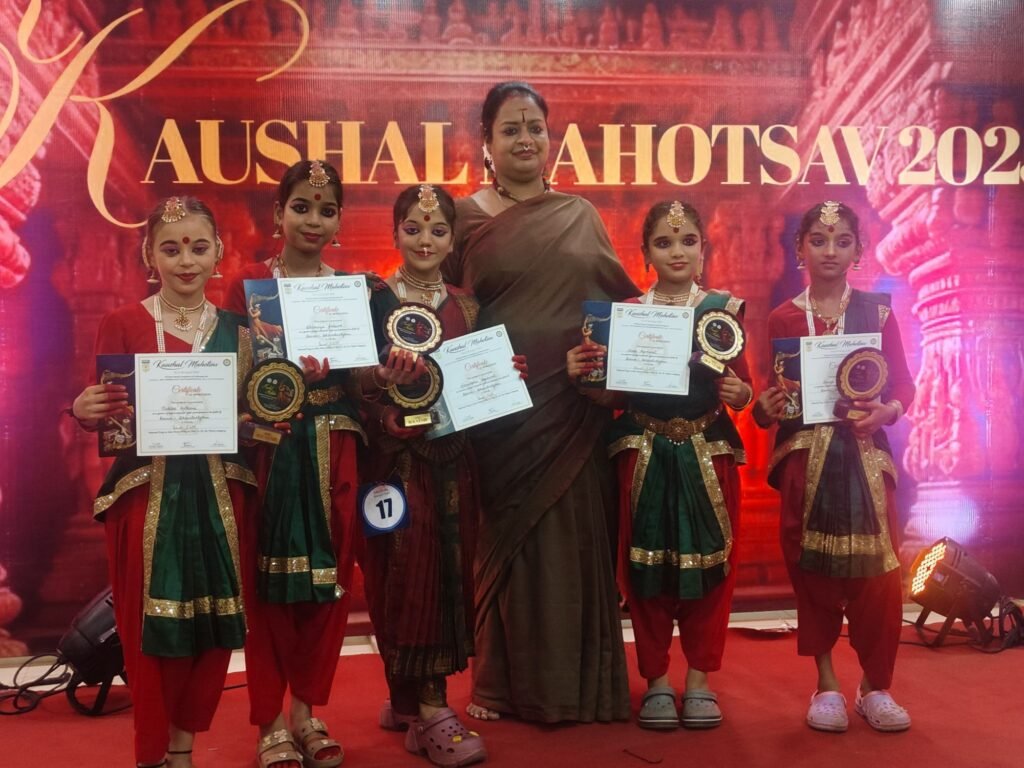 शक्ति के जिंदल वर्ल्ड स्कूल की छात्राओं ने रायपुर में आयोजित भरतनाट्यम एवं शास्त्रीय संगीत में बेहतर प्रदर्शन कर जीता खिताब,विद्यालय प्रबंधन ने दी बधाई, अवसर था कौशल महोत्सव के भव्य आयोजन का, डायरेक्टर ऋषभ अग्रवाल ने कहा- यह विद्यालय के लिए गौरवशाली क्षण शक्ति के जिंदल वर्ल्ड स्कूल की छात्राओं ने रायपुर में आयोजित भरतनाट्यम एवं शास्त्रीय संगीत में बेहतर प्रदर्शन कर जीता खिताब,विद्यालय प्रबंधन ने दी बधाई, अवसर था कौशल महोत्सव के भव्य आयोजन का, डायरेक्टर ऋषभ अग्रवाल ने कहा- यह विद्यालय के लिए गौरवशाली क्षण kshititech