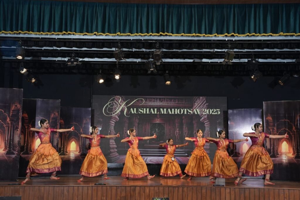 शक्ति के जिंदल वर्ल्ड स्कूल की छात्राओं ने रायपुर में आयोजित भरतनाट्यम एवं शास्त्रीय संगीत में बेहतर प्रदर्शन कर जीता खिताब,विद्यालय प्रबंधन ने दी बधाई, अवसर था कौशल महोत्सव के भव्य आयोजन का, डायरेक्टर ऋषभ अग्रवाल ने कहा- यह विद्यालय के लिए गौरवशाली क्षण शक्ति के जिंदल वर्ल्ड स्कूल की छात्राओं ने रायपुर में आयोजित भरतनाट्यम एवं शास्त्रीय संगीत में बेहतर प्रदर्शन कर जीता खिताब,विद्यालय प्रबंधन ने दी बधाई, अवसर था कौशल महोत्सव के भव्य आयोजन का, डायरेक्टर ऋषभ अग्रवाल ने कहा- यह विद्यालय के लिए गौरवशाली क्षण kshititech