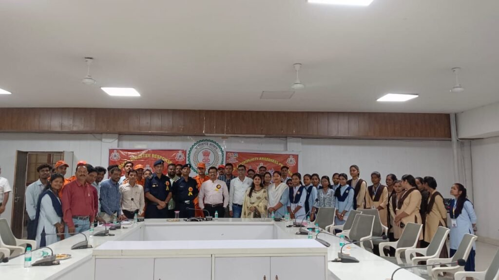 आपदा में कैसी हो हमारी भूमिका- उड़ीसा के एनडीआरएफ की टीम ने महाविद्यालयिन विद्यार्थियों को दिया प्रशिक्षण, शक्ति जिले के विभिन्न स्थानों पर शासकीय क्रांति कुमार कॉलेज जेठा के मार्गदर्शन में हुआ आयोजन, 4 अगस्त से हुआ प्रारंभ, 16 अगस्त तक चलेगा प्रशिक्षण, कलेक्टर टोपनो एवं डिप्टी कलेक्टर विश्वास कुमार भी रहे मौजूद आपदा में कैसी हो हमारी भूमिका- उड़ीसा के एनडीआरएफ की टीम ने महाविद्यालयिन विद्यार्थियों को दिया प्रशिक्षण, शक्ति जिले के विभिन्न स्थानों पर शासकीय क्रांति कुमार कॉलेज जेठा के मार्गदर्शन में हुआ आयोजन, 4 अगस्त से हुआ प्रारंभ, 16 अगस्त तक चलेगा प्रशिक्षण, कलेक्टर टोपनो एवं डिप्टी कलेक्टर विश्वास कुमार भी रहे मौजूद kshititech