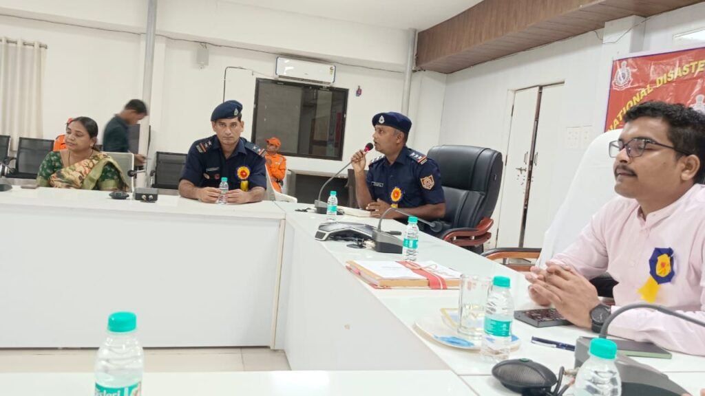 आपदा में कैसी हो हमारी भूमिका- उड़ीसा के एनडीआरएफ की टीम ने महाविद्यालयिन विद्यार्थियों को दिया प्रशिक्षण, शक्ति जिले के विभिन्न स्थानों पर शासकीय क्रांति कुमार कॉलेज जेठा के मार्गदर्शन में हुआ आयोजन, 4 अगस्त से हुआ प्रारंभ, 16 अगस्त तक चलेगा प्रशिक्षण, कलेक्टर टोपनो एवं डिप्टी कलेक्टर विश्वास कुमार भी रहे मौजूद आपदा में कैसी हो हमारी भूमिका- उड़ीसा के एनडीआरएफ की टीम ने महाविद्यालयिन विद्यार्थियों को दिया प्रशिक्षण, शक्ति जिले के विभिन्न स्थानों पर शासकीय क्रांति कुमार कॉलेज जेठा के मार्गदर्शन में हुआ आयोजन, 4 अगस्त से हुआ प्रारंभ, 16 अगस्त तक चलेगा प्रशिक्षण, कलेक्टर टोपनो एवं डिप्टी कलेक्टर विश्वास कुमार भी रहे मौजूद kshititech