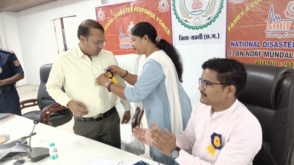 आपदा में कैसी हो हमारी भूमिका- उड़ीसा के एनडीआरएफ की टीम ने महाविद्यालयिन विद्यार्थियों को दिया प्रशिक्षण, शक्ति जिले के विभिन्न स्थानों पर शासकीय क्रांति कुमार कॉलेज जेठा के मार्गदर्शन में हुआ आयोजन, 4 अगस्त से हुआ प्रारंभ, 16 अगस्त तक चलेगा प्रशिक्षण, कलेक्टर टोपनो एवं डिप्टी कलेक्टर विश्वास कुमार भी रहे मौजूद आपदा में कैसी हो हमारी भूमिका- उड़ीसा के एनडीआरएफ की टीम ने महाविद्यालयिन विद्यार्थियों को दिया प्रशिक्षण, शक्ति जिले के विभिन्न स्थानों पर शासकीय क्रांति कुमार कॉलेज जेठा के मार्गदर्शन में हुआ आयोजन, 4 अगस्त से हुआ प्रारंभ, 16 अगस्त तक चलेगा प्रशिक्षण, कलेक्टर टोपनो एवं डिप्टी कलेक्टर विश्वास कुमार भी रहे मौजूद kshititech