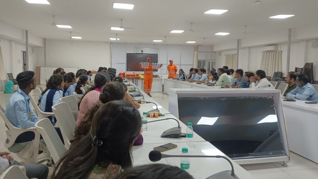 आपदा में कैसी हो हमारी भूमिका- उड़ीसा के एनडीआरएफ की टीम ने महाविद्यालयिन विद्यार्थियों को दिया प्रशिक्षण, शक्ति जिले के विभिन्न स्थानों पर शासकीय क्रांति कुमार कॉलेज जेठा के मार्गदर्शन में हुआ आयोजन, 4 अगस्त से हुआ प्रारंभ, 16 अगस्त तक चलेगा प्रशिक्षण, कलेक्टर टोपनो एवं डिप्टी कलेक्टर विश्वास कुमार भी रहे मौजूद आपदा में कैसी हो हमारी भूमिका- उड़ीसा के एनडीआरएफ की टीम ने महाविद्यालयिन विद्यार्थियों को दिया प्रशिक्षण, शक्ति जिले के विभिन्न स्थानों पर शासकीय क्रांति कुमार कॉलेज जेठा के मार्गदर्शन में हुआ आयोजन, 4 अगस्त से हुआ प्रारंभ, 16 अगस्त तक चलेगा प्रशिक्षण, कलेक्टर टोपनो एवं डिप्टी कलेक्टर विश्वास कुमार भी रहे मौजूद kshititech