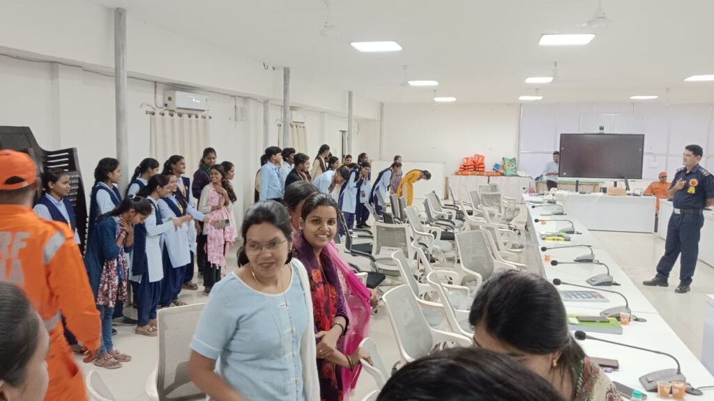 आपदा में कैसी हो हमारी भूमिका- उड़ीसा के एनडीआरएफ की टीम ने महाविद्यालयिन विद्यार्थियों को दिया प्रशिक्षण, शक्ति जिले के विभिन्न स्थानों पर शासकीय क्रांति कुमार कॉलेज जेठा के मार्गदर्शन में हुआ आयोजन, 4 अगस्त से हुआ प्रारंभ, 16 अगस्त तक चलेगा प्रशिक्षण, कलेक्टर टोपनो एवं डिप्टी कलेक्टर विश्वास कुमार भी रहे मौजूद आपदा में कैसी हो हमारी भूमिका- उड़ीसा के एनडीआरएफ की टीम ने महाविद्यालयिन विद्यार्थियों को दिया प्रशिक्षण, शक्ति जिले के विभिन्न स्थानों पर शासकीय क्रांति कुमार कॉलेज जेठा के मार्गदर्शन में हुआ आयोजन, 4 अगस्त से हुआ प्रारंभ, 16 अगस्त तक चलेगा प्रशिक्षण, कलेक्टर टोपनो एवं डिप्टी कलेक्टर विश्वास कुमार भी रहे मौजूद kshititech