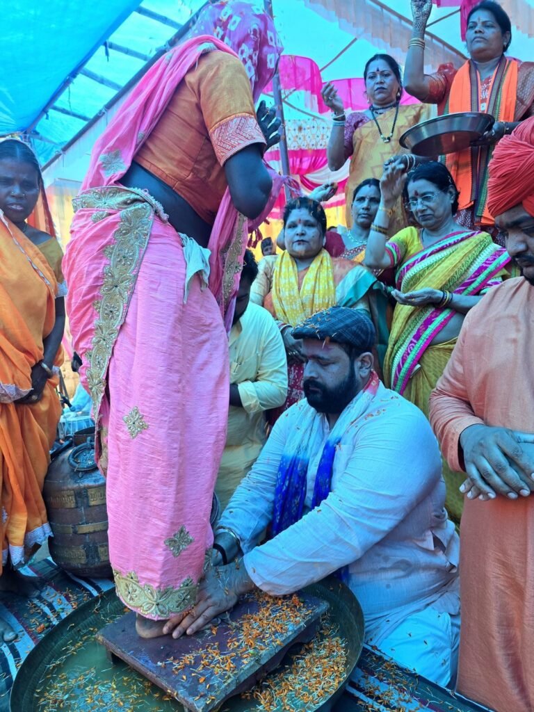 धर्मांतरण के खिलाफ जूदेव की हुंकार- 35 परिवारों की हुई सनातन धर्म में घर वापसी,प्रबल प्रताप जूदेव की मौजूदगी में भोलेनाथ की पावन नगरी तुर्रीधाम में आयोजित था कार्यक्रम,प्रबल ने स्वयं पैर धोकर करवाई घर वापसी,धर्मान्तरण करवाने वालो पर कड़ी कार्यवाही की मांग करी प्रबल ने kshititech