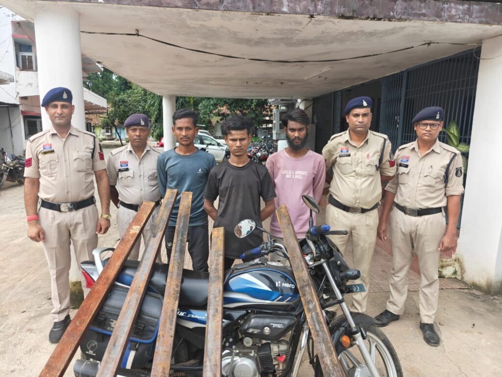 आखिरकार पुलिस की गिरफ्त में आ ही गए मोटरसाइकिल चोर, तीन मोटरसाइकिल हुई जब्त, लोहे के गार्डर चोरी करने वाले भी आरोपी हुए गिरफ्तार, वाहन चोरों ने नाक में दम कर दिया था शक्ति पुलिस का, पुलिस उच्चाधिकारियों के निर्देशन में शक्ति थाने के टी आई लखनलाल पटेल अपराधों पर नियंत्रण करने सक्रिय, सीसीटीवी फुटेज से चोरों को पकड़ने में मिल रही पुलिस को बड़ी सफलता kshititech