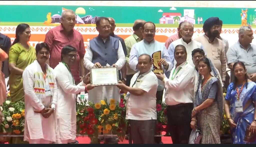 नगर पंचायत बाराद्वार को मिला स्वच्छता सम्मान-42 वां रैंक हासिल किया नगर पंचायत ने, मुख्यमंत्री साय एवं अरुण साव के हाथों नगर पंचायत अध्यक्ष नारायण कुर्रे, उपाध्यक्ष जितेश शर्मा सहित जन प्रतिनिधियों ने लिया सम्मान, जनप्रतिनिधियों ने कहा- स्वच्छता को लेकर देश एवं प्रदेश में नगर पंचायत को करेंगे अग्रणी स्थान पर स्थापित kshititech