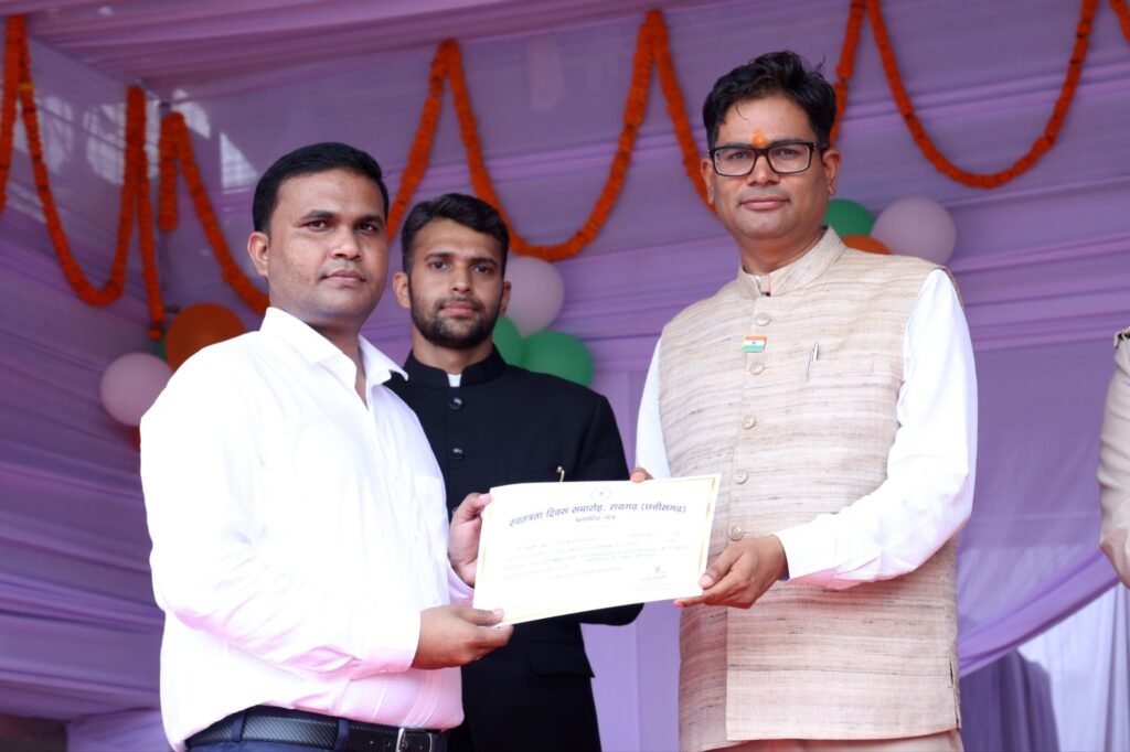 वित्त मंत्री चौधरी के हाथों सम्मानित हुए रायगढ़ के तहसीलदार शिव कुमार डनसेना, पूरे प्रदेश में सर्वाधिक आय, जाति, निवास प्रमाण पत्र बनाने में उत्कृष्ट योगदान के लिए मिला सम्मान, पूरे प्रदेश में राजस्व विभाग के सजग अधिकारी के रूप में पहचान बनाई है डनसेना ने वित्त मंत्री चौधरी के हाथों सम्मानित हुए रायगढ़ के तहसीलदार शिव कुमार डनसेना, पूरे प्रदेश में सर्वाधिक आय, जाति, निवास प्रमाण पत्र बनाने में उत्कृष्ट योगदान के लिए मिला सम्मान, पूरे प्रदेश में राजस्व विभाग के सजग अधिकारी के रूप में पहचान बनाई है डनसेना ने kshititech