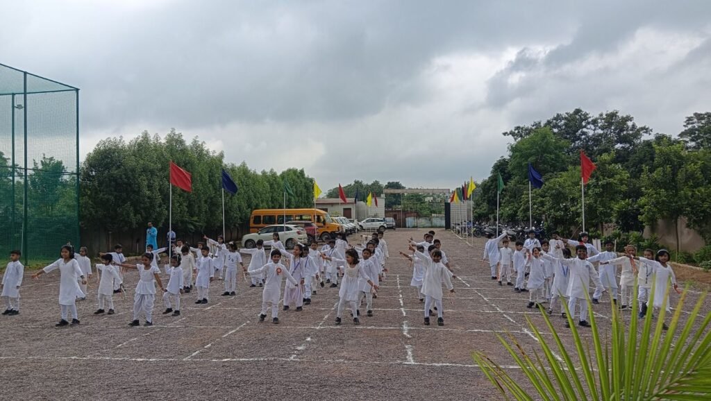 बाराद्वार के एशियन वर्ल्ड स्कूल में आज़ादी का जश्न अनुशासन, संस्कृति और देशभक्ति का अद्भुत संगम, ध्वजारोहण के साथ ही आजादी की वर्षगांठ पर हुआ विभिन्न कार्यक्रमों का आयोजन, स्कूल के बोर्ड आफ डायरेक्टर ने भी दी स्वतंत्रता दिवस की शुभकामनाएं kshititech