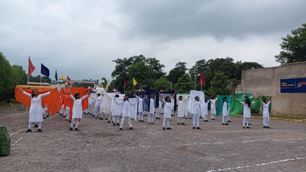 बाराद्वार के एशियन वर्ल्ड स्कूल में आज़ादी का जश्न अनुशासन, संस्कृति और देशभक्ति का अद्भुत संगम, ध्वजारोहण के साथ ही आजादी की वर्षगांठ पर हुआ विभिन्न कार्यक्रमों का आयोजन, स्कूल के बोर्ड आफ डायरेक्टर ने भी दी स्वतंत्रता दिवस की शुभकामनाएं kshititech