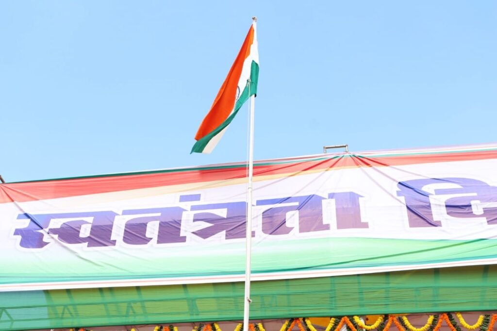 शक्ति जिले में सांसद कमलेश जांगड़े ने किया स्वतंत्रता दिवस पर ध्वजारोहण, कलेक्ट्रेट कार्यालय में जिलाधीश अमृत विकास टोपनो ने फहराया तिरंगा, जिला प्रशासन ने सावन रील बनाई के विजेताओं को किया पुरस्कृत, जिले की पुलिस कप्तान अंकिता भी रही मौजूद kshititech