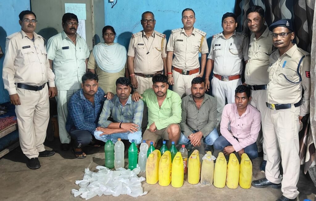 शासन द्वारा घोषित शुष्क दिवस पर बिक रही थी अवैध महुआ शराब, आबकारी विभाग ने पहुंचकर 76 लीटर अवैध महुआ शराब करी जप्त,05 आरोपियों पर आबकारी के मामले हुए दर्ज, सहायक जिला आबकारी अधिकारी उप्पल जी एवं मालखरौदा वृत्त प्रभारी कोमल सिंह सिदार की ताड़ बतोड़ कार्रवाई शासन द्वारा घोषित शुष्क दिवस पर बिक रही थी अवैध महुआ शराब, आबकारी विभाग ने पहुंचकर 76 लीटर अवैध महुआ शराब करी जप्त,05 आरोपियों पर आबकारी के मामले हुए दर्ज, सहायक जिला आबकारी अधिकारी उप्पल जी एवं मालखरौदा वृत्त प्रभारी कोमल सिंह सिदार की ताड़ बतोड़ कार्रवाई kshititech