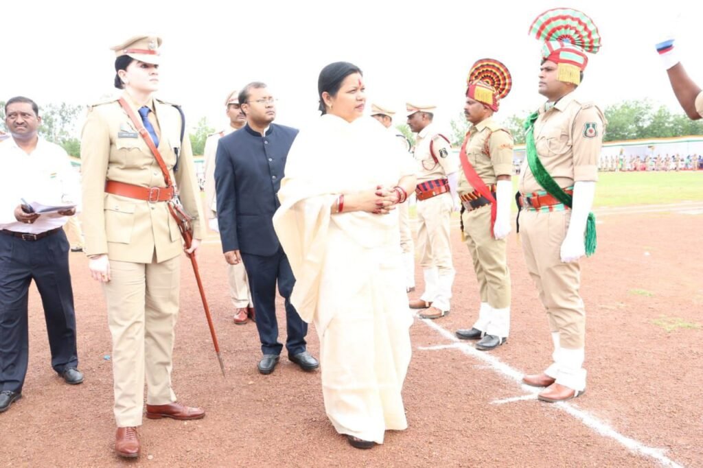 शक्ति जिले में सांसद कमलेश जांगड़े ने किया स्वतंत्रता दिवस पर ध्वजारोहण, कलेक्ट्रेट कार्यालय में जिलाधीश अमृत विकास टोपनो ने फहराया तिरंगा, जिला प्रशासन ने सावन रील बनाई के विजेताओं को किया पुरस्कृत, जिले की पुलिस कप्तान अंकिता भी रही मौजूद kshititech