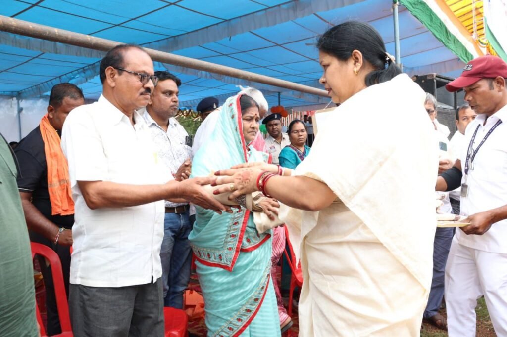 शक्ति जिले में सांसद कमलेश जांगड़े ने किया स्वतंत्रता दिवस पर ध्वजारोहण, कलेक्ट्रेट कार्यालय में जिलाधीश अमृत विकास टोपनो ने फहराया तिरंगा, जिला प्रशासन ने सावन रील बनाई के विजेताओं को किया पुरस्कृत, जिले की पुलिस कप्तान अंकिता भी रही मौजूद kshititech