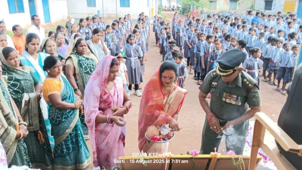 सरपंच राखी यादव ने किया सोंठी ग्राम पंचायत में ध्वजारोहण, समस्त ग्राम वासियों को दी स्वतंत्रता दिवस की शुभकामनाएं, पूर्व जनपद सदस्य अशोक यादव ने कहा- महापुरुषों के बलिदान से ही मिली हमें यह आजादी, कार्यक्रम में गांव के रिटायर्ड फौजी एवं स्कूल के बच्चे भी रहे मौजूद kshititech