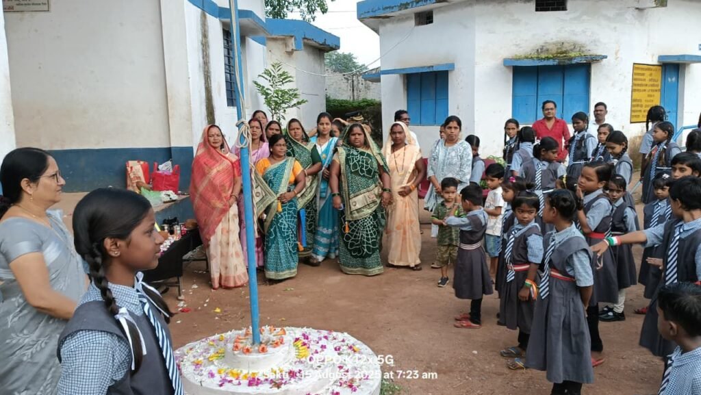 सरपंच राखी यादव ने किया सोंठी ग्राम पंचायत में ध्वजारोहण, समस्त ग्राम वासियों को दी स्वतंत्रता दिवस की शुभकामनाएं, पूर्व जनपद सदस्य अशोक यादव ने कहा- महापुरुषों के बलिदान से ही मिली हमें यह आजादी, कार्यक्रम में गांव के रिटायर्ड फौजी एवं स्कूल के बच्चे भी रहे मौजूद kshititech