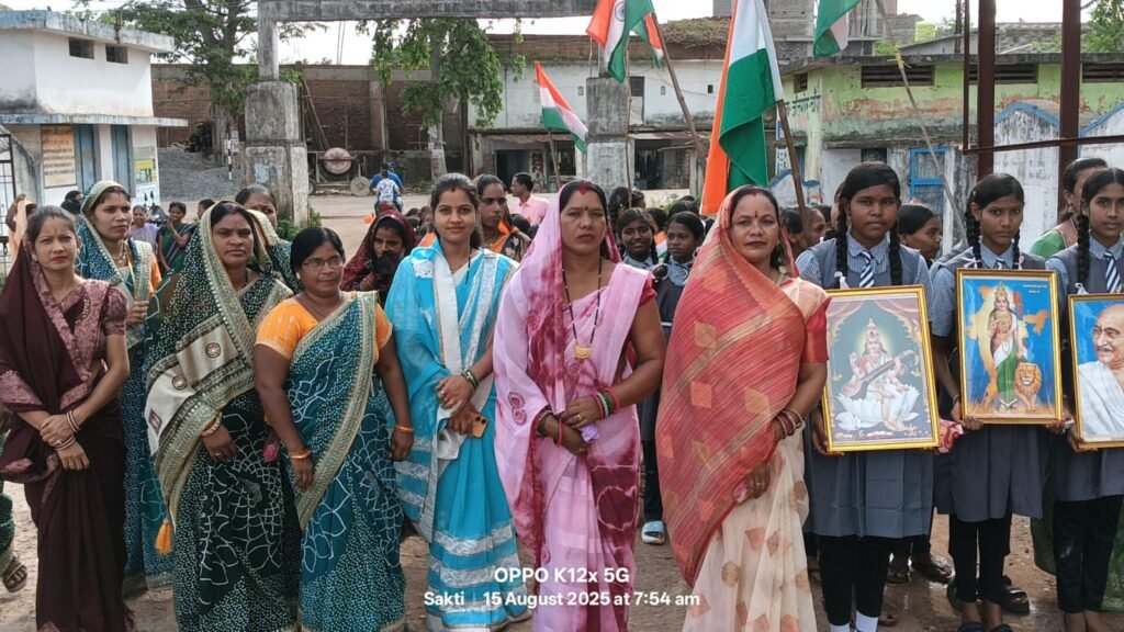 सरपंच राखी यादव ने किया सोंठी ग्राम पंचायत में ध्वजारोहण, समस्त ग्राम वासियों को दी स्वतंत्रता दिवस की शुभकामनाएं, पूर्व जनपद सदस्य अशोक यादव ने कहा- महापुरुषों के बलिदान से ही मिली हमें यह आजादी, कार्यक्रम में गांव के रिटायर्ड फौजी एवं स्कूल के बच्चे भी रहे मौजूद kshititech