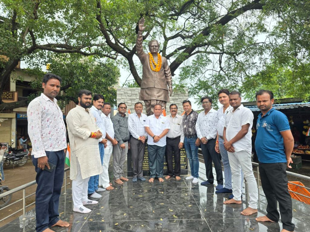 नगर पंचायत बाराद्वार के जनप्रतिनिधियों ने पूर्व प्रधानमंत्री अटल जी की पुण्यतिथि पर दी उन्हें श्रद्धांजलि, शहर के अटल परिसर में स्थापित अटल जी की विशालकाय प्रतिमा पर दी गई पुष्पांजलि, नगर पंचायत उपाध्यक्ष जितेश शर्मा ने कहा- छत्तीसगढ़ राज्य का निर्माण अटल जी की देन नगर पंचायत बाराद्वार के जनप्रतिनिधियों ने पूर्व प्रधानमंत्री अटल जी की पुण्यतिथि पर दी उन्हें श्रद्धांजलि, शहर के अटल परिसर में स्थापित अटल जी की विशालकाय प्रतिमा पर दी गई पुष्पांजलि, नगर पंचायत उपाध्यक्ष जितेश शर्मा ने कहा- छत्तीसगढ़ राज्य का निर्माण अटल जी की देन kshititech