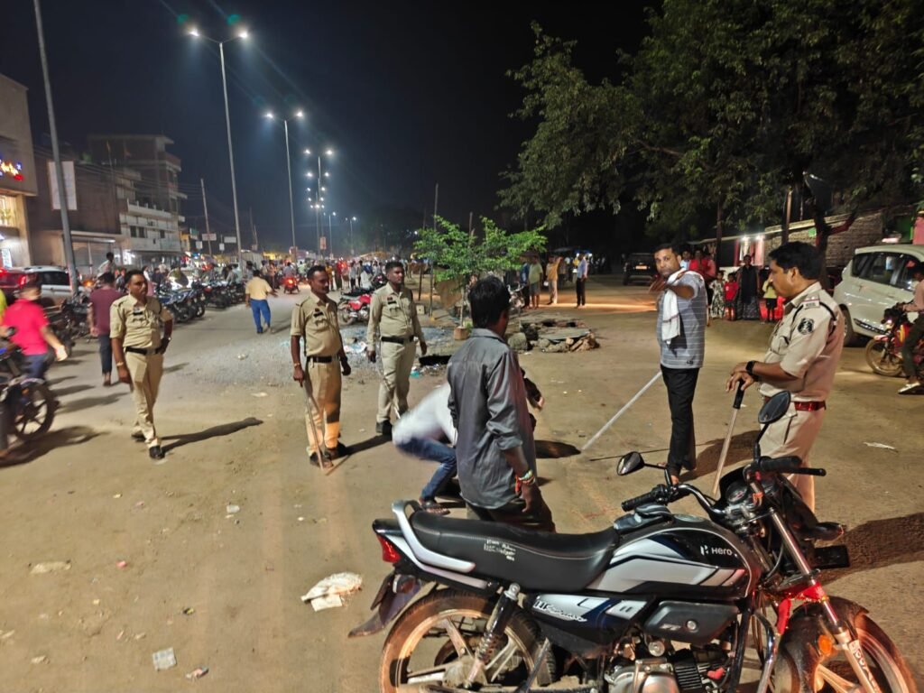 शक्ति पुलिस लगातार कर रही पेट्रोलिंग,असामाजिक तत्वों पर पुलिस की पैनी निगाहें, जिला पुलिस अधीक्षक अंकिता शर्मा के निर्देशन में शक्ति थाना टीआई लखन पटेल सक्रिय, पटेल ने कहा-अपराधों पर अंकुश लगाने एवं असामाजिक तत्वों पर कार्रवाई करने पुलिस मुस्तादी से है तैनात, अब शक्ति शहर में हाईटेक सी सी कैमरे लगाने की जरूरत महसूस कर रहे शहर वासी शक्ति पुलिस लगातार कर रही पेट्रोलिंग,असामाजिक तत्वों पर पुलिस की पैनी निगाहें, जिला पुलिस अधीक्षक अंकिता शर्मा के निर्देशन में शक्ति थाना टीआई लखन पटेल सक्रिय, पटेल ने कहा-अपराधों पर अंकुश लगाने एवं असामाजिक तत्वों पर कार्रवाई करने पुलिस मुस्तादी से है तैनात, अब शक्ति शहर में हाईटेक सी सी कैमरे लगाने की जरूरत महसूस कर रहे शहर वासी kshititech