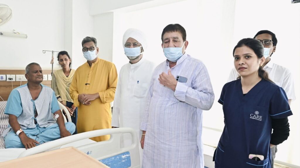 महंत जी की सहृदयता- अपने कार्यकर्ता का हाल-चाल जानने रायपुर के अस्पताल पहुंचे नेता प्रतिपक्ष महंत,सक्ती के साधेश्वर गबेल का चल रहा है उपचार, पूर्व विधायक गुरमुख सिंह होरा एवं जिला कांग्रेस संगठन प्रभारी हरीश परसाई भी रहे मौजूद महंत जी की सहृदयता- अपने कार्यकर्ता का हाल-चाल जानने रायपुर के अस्पताल पहुंचे नेता प्रतिपक्ष महंत,सक्ती के साधेश्वर गबेल का चल रहा है उपचार, पूर्व विधायक गुरमुख सिंह होरा एवं जिला कांग्रेस संगठन प्रभारी हरीश परसाई भी रहे मौजूद kshititech