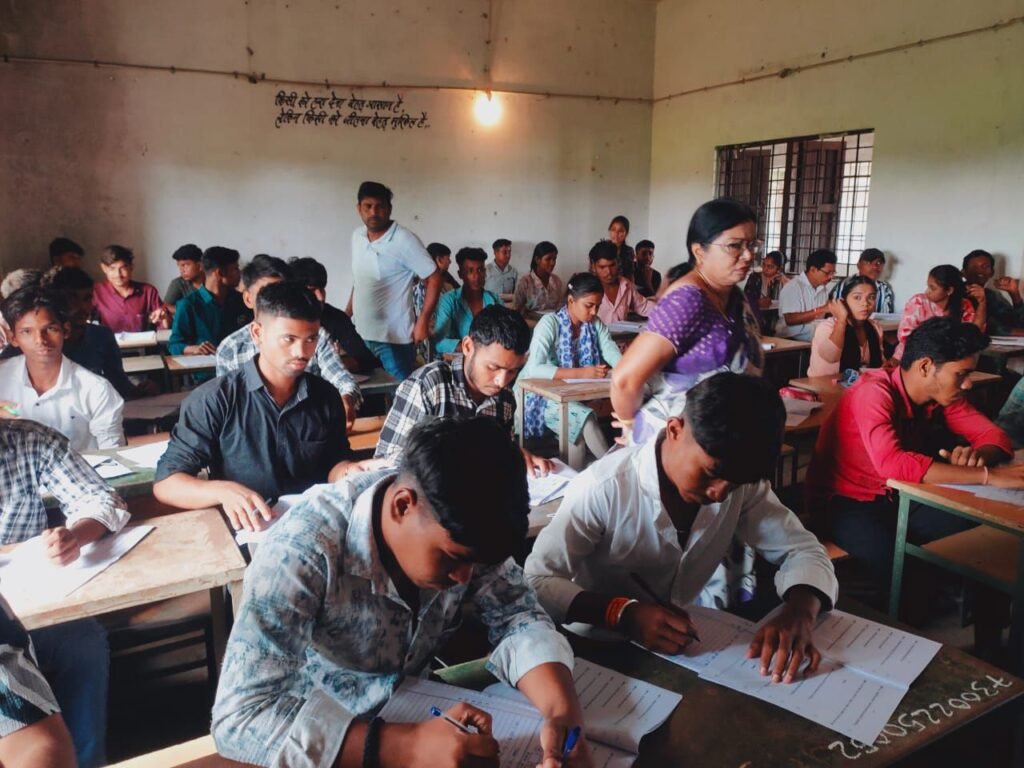 शक्ति जिले में ओपन स्कूलों की चल रही परीक्षाओं में अव्यवस्था पर जिला शिक्षा अधिकारी की बड़ी कार्रवाई- 18 अगस्त को अपने निरीक्षण में केन्द्राध्यक्षों को हटाकर नए केन्द्राध्यक्ष नियुक्त करने के दिए आदेश, परीक्षा केंद्र में हो रहा था मोबाइल का उपयोग, जिला शिक्षा अधिकारी का सख्त निर्देश, विद्यार्थियों को मिले बेहतर सुविधाएं अव्यवस्थाओं पर होगी त्वरित कार्रवाई kshititech