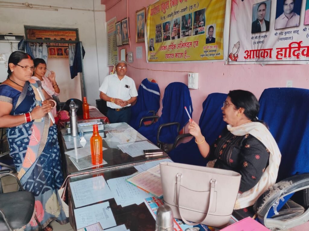 नहीं चलेगी अब शिक्षकों की मनमानी-सरकारी स्कूल में अव्यवस्था- दो शिक्षकों का कटेगा एक दिन का वेतन, 19 अगस्त को जिला शिक्षा अधिकारी मैडम के दौरे में मिली अव्यवस्थाएं, सुबह 9:45 बजे DEO मैडम पहुंची स्कूल, स्वयं प्रार्थना में हुई शामिल kshititech