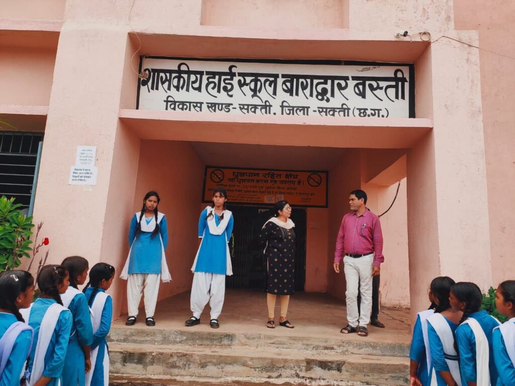 नहीं चलेगी अब शिक्षकों की मनमानी-सरकारी स्कूल में अव्यवस्था- दो शिक्षकों का कटेगा एक दिन का वेतन, 19 अगस्त को जिला शिक्षा अधिकारी मैडम के दौरे में मिली अव्यवस्थाएं, सुबह 9:45 बजे DEO मैडम पहुंची स्कूल, स्वयं प्रार्थना में हुई शामिल kshititech