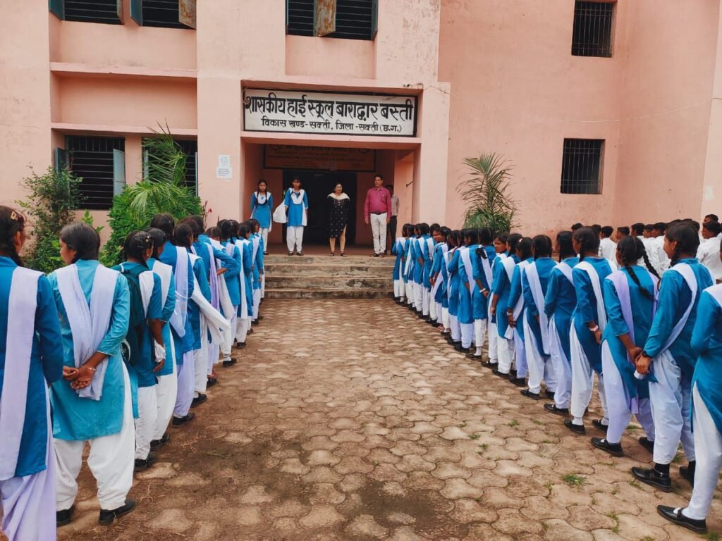 नहीं चलेगी अब शिक्षकों की मनमानी-सरकारी स्कूल में अव्यवस्था- दो शिक्षकों का कटेगा एक दिन का वेतन, 19 अगस्त को जिला शिक्षा अधिकारी मैडम के दौरे में मिली अव्यवस्थाएं, सुबह 9:45 बजे DEO मैडम पहुंची स्कूल, स्वयं प्रार्थना में हुई शामिल kshititech