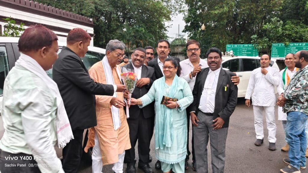 शक्ति अधिवक्ता संघ के सदस्यों ने करी नेता प्रतिपक्ष महंत जी से मुलाकात, विभिन्न विषयों पर हुई चर्चा, शक्ति से जेठा तक सिटी बस चलाने की करी मांग kshititech