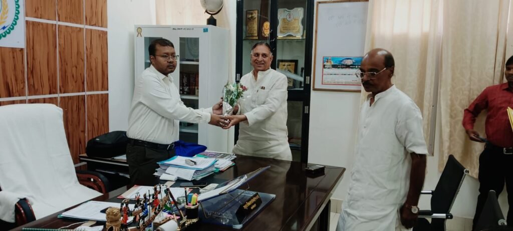 दिव्यांग जनों के कल्याण हेतु चलाई जा रही योजनाओं की जानकारी दी छत्तीसगढ़ दिव्यांगजन वित्त विकास निगम के अध्यक्ष लोकेश कांवडिया ने, 21 अगस्त को शक्ति पहुंचे लोकेश,कलेक्टर से भी हुई मुलाकात, शक्ति के रेस्ट हाउस में पार्टी कार्यकर्ताओं से भी मिले कावड़िया, नवजीवन मुक बधिर स्कूल एवं दृष्टि बाधित विशेष विद्यालय भी पहुंचे श्री कावड़िया, पूरे प्रदेश के सभी जिलों में चल रहा है लोकेश कावड़िया का सघन दौरा कार्यक्रम kshititech