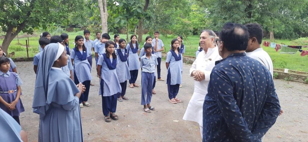 दिव्यांग जनों के कल्याण हेतु चलाई जा रही योजनाओं की जानकारी दी छत्तीसगढ़ दिव्यांगजन वित्त विकास निगम के अध्यक्ष लोकेश कांवडिया ने, 21 अगस्त को शक्ति पहुंचे लोकेश,कलेक्टर से भी हुई मुलाकात, शक्ति के रेस्ट हाउस में पार्टी कार्यकर्ताओं से भी मिले कावड़िया, नवजीवन मुक बधिर स्कूल एवं दृष्टि बाधित विशेष विद्यालय भी पहुंचे श्री कावड़िया, पूरे प्रदेश के सभी जिलों में चल रहा है लोकेश कावड़िया का सघन दौरा कार्यक्रम kshititech