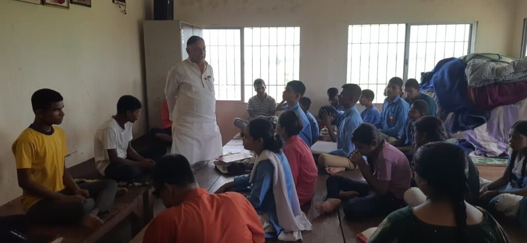 दिव्यांग जनों के कल्याण हेतु चलाई जा रही योजनाओं की जानकारी दी छत्तीसगढ़ दिव्यांगजन वित्त विकास निगम के अध्यक्ष लोकेश कांवडिया ने, 21 अगस्त को शक्ति पहुंचे लोकेश,कलेक्टर से भी हुई मुलाकात, शक्ति के रेस्ट हाउस में पार्टी कार्यकर्ताओं से भी मिले कावड़िया, नवजीवन मुक बधिर स्कूल एवं दृष्टि बाधित विशेष विद्यालय भी पहुंचे श्री कावड़िया, पूरे प्रदेश के सभी जिलों में चल रहा है लोकेश कावड़िया का सघन दौरा कार्यक्रम kshititech