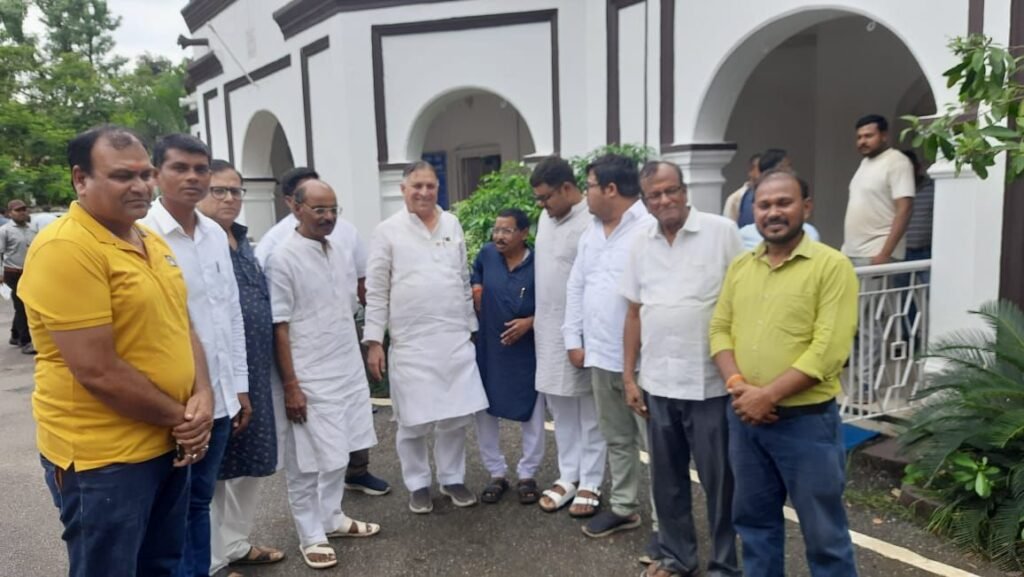 दिव्यांग जनों के कल्याण हेतु चलाई जा रही योजनाओं की जानकारी दी छत्तीसगढ़ दिव्यांगजन वित्त विकास निगम के अध्यक्ष लोकेश कांवडिया ने, 21 अगस्त को शक्ति पहुंचे लोकेश,कलेक्टर से भी हुई मुलाकात, शक्ति के रेस्ट हाउस में पार्टी कार्यकर्ताओं से भी मिले कावड़िया, नवजीवन मुक बधिर स्कूल एवं दृष्टि बाधित विशेष विद्यालय भी पहुंचे श्री कावड़िया, पूरे प्रदेश के सभी जिलों में चल रहा है लोकेश कावड़िया का सघन दौरा कार्यक्रम kshititech