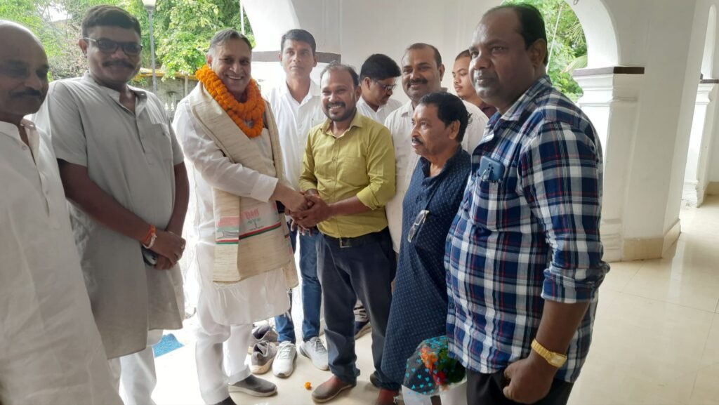 दिव्यांग जनों के कल्याण हेतु चलाई जा रही योजनाओं की जानकारी दी छत्तीसगढ़ दिव्यांगजन वित्त विकास निगम के अध्यक्ष लोकेश कांवडिया ने, 21 अगस्त को शक्ति पहुंचे लोकेश,कलेक्टर से भी हुई मुलाकात, शक्ति के रेस्ट हाउस में पार्टी कार्यकर्ताओं से भी मिले कावड़िया, नवजीवन मुक बधिर स्कूल एवं दृष्टि बाधित विशेष विद्यालय भी पहुंचे श्री कावड़िया, पूरे प्रदेश के सभी जिलों में चल रहा है लोकेश कावड़िया का सघन दौरा कार्यक्रम kshititech