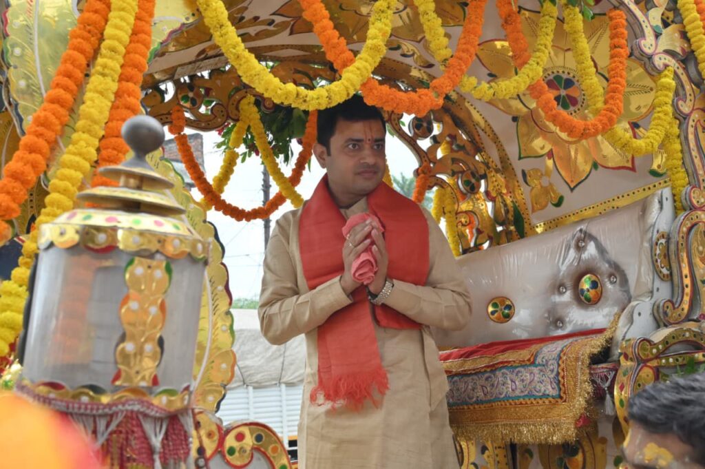 नैला में राधे-राधे की गूंज- 24 अगस्त को नैला जांजगीर में झांझडिया परिवार की श्रीमद् भागवत कथा का हुआ भव्य शुभारंभ, प्रथम दिन निकली कलश शोभा यात्रा, परिवारजन रहे मौजूद, श्री हित ललित वल्लभ जी महाराज करा रहे हैं कथा का रसपान नैला में राधे-राधे की गूंज- 24 अगस्त को नैला जांजगीर में झांझडिया परिवार की श्रीमद् भागवत कथा का हुआ भव्य शुभारंभ, प्रथम दिन निकली कलश शोभा यात्रा, परिवारजन रहे मौजूद, श्री हित ललित वल्लभ जी महाराज करा रहे हैं कथा का रसपान kshititech