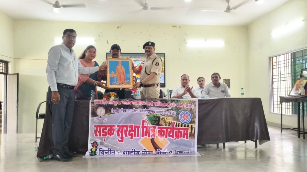 शक्ति जिले के एडिशनल एसपी हरीश यादव के मुख्य आतिथ्य में सड़क सुरक्षा नियमों को लेकर शासकीय क्रांति कुमार महाविद्यालय शक्ति में संपन्न हुआ सड़क सुरक्षा सेमिनार, महाविद्यालय के विद्यार्थियों को दी गई नियमों की जानकारी, हरीश यादव ने कहा- जान है तो जहान है, सजगता से चलाएं वाहन kshititech