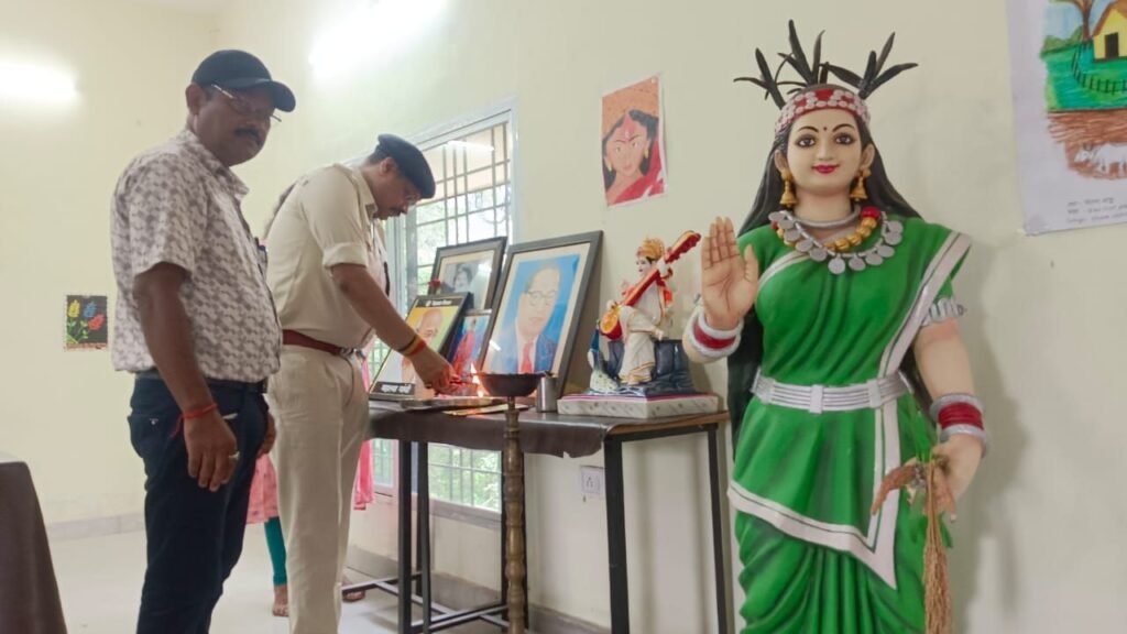 शक्ति जिले के एडिशनल एसपी हरीश यादव के मुख्य आतिथ्य में सड़क सुरक्षा नियमों को लेकर शासकीय क्रांति कुमार महाविद्यालय शक्ति में संपन्न हुआ सड़क सुरक्षा सेमिनार, महाविद्यालय के विद्यार्थियों को दी गई नियमों की जानकारी, हरीश यादव ने कहा- जान है तो जहान है, सजगता से चलाएं वाहन kshititech