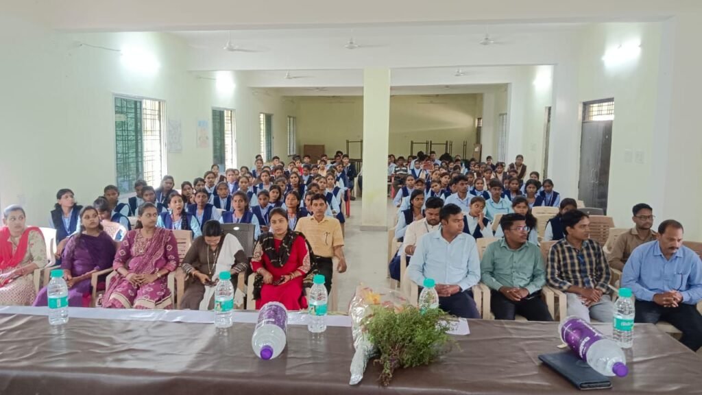 शक्ति जिले के एडिशनल एसपी हरीश यादव के मुख्य आतिथ्य में सड़क सुरक्षा नियमों को लेकर शासकीय क्रांति कुमार महाविद्यालय शक्ति में संपन्न हुआ सड़क सुरक्षा सेमिनार, महाविद्यालय के विद्यार्थियों को दी गई नियमों की जानकारी, हरीश यादव ने कहा- जान है तो जहान है, सजगता से चलाएं वाहन kshititech