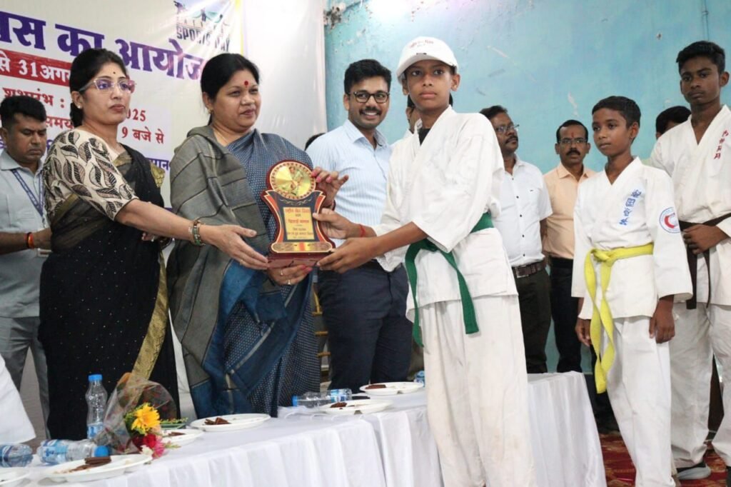 खेल विभूतियां हुई सम्मानित-सक्ती जिला मुख्यालय में सांसद, नगर पालिका अध्यक्ष, जिला पंचायत सीईओ, सीएमएचओ एवं जनप्रतिनिधियों की उपस्थिति में 29 अगस्त को डॉक्टर श्यामा प्रसाद मुखर्जी सभागार सामुदायिक भवन में हुआ खेल महोत्सव का आयोजन, सांसद ने फिट इंडिया की दिलाई शपथ kshititech