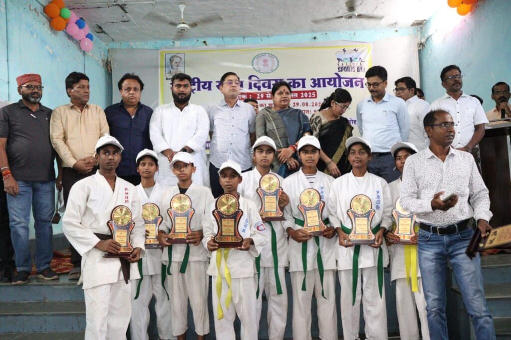 खेल विभूतियां हुई सम्मानित-सक्ती जिला मुख्यालय में सांसद, नगर पालिका अध्यक्ष, जिला पंचायत सीईओ, सीएमएचओ एवं जनप्रतिनिधियों की उपस्थिति में 29 अगस्त को डॉक्टर श्यामा प्रसाद मुखर्जी सभागार सामुदायिक भवन में हुआ खेल महोत्सव का आयोजन, सांसद ने फिट इंडिया की दिलाई शपथ kshititech