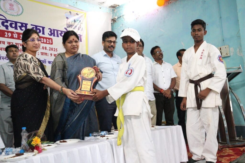 खेल विभूतियां हुई सम्मानित-सक्ती जिला मुख्यालय में सांसद, नगर पालिका अध्यक्ष, जिला पंचायत सीईओ, सीएमएचओ एवं जनप्रतिनिधियों की उपस्थिति में 29 अगस्त को डॉक्टर श्यामा प्रसाद मुखर्जी सभागार सामुदायिक भवन में हुआ खेल महोत्सव का आयोजन, सांसद ने फिट इंडिया की दिलाई शपथ kshititech