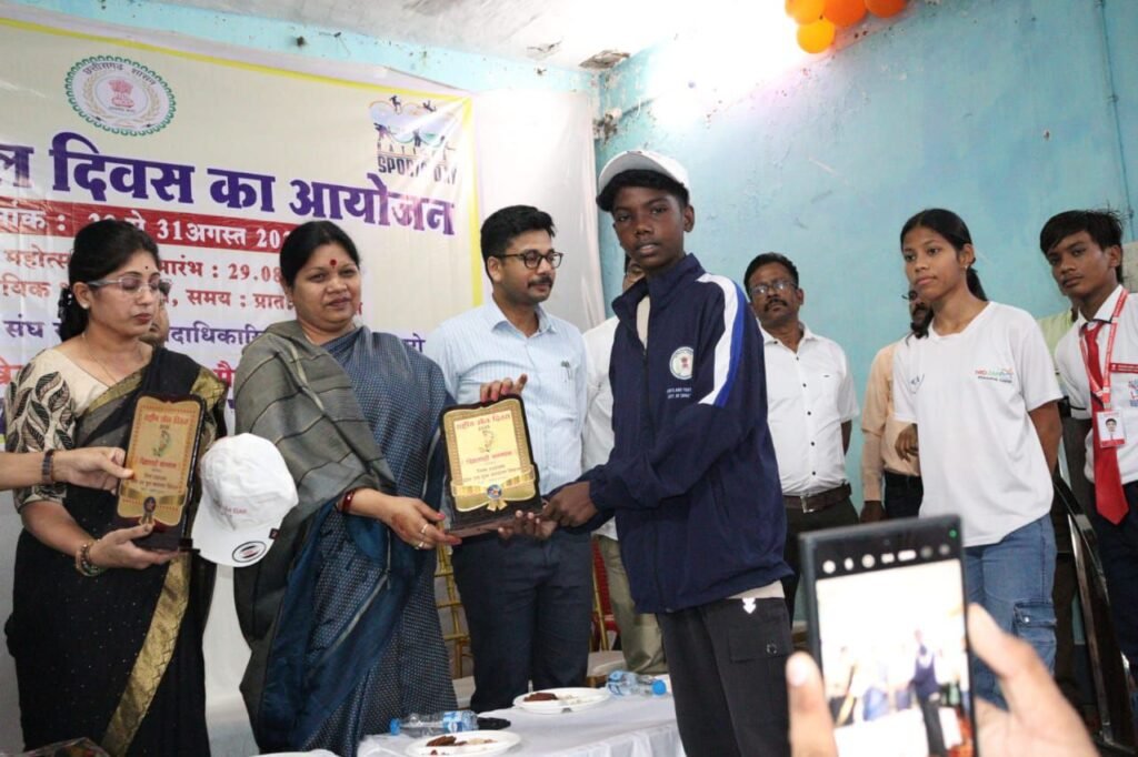 खेल विभूतियां हुई सम्मानित-सक्ती जिला मुख्यालय में सांसद, नगर पालिका अध्यक्ष, जिला पंचायत सीईओ, सीएमएचओ एवं जनप्रतिनिधियों की उपस्थिति में 29 अगस्त को डॉक्टर श्यामा प्रसाद मुखर्जी सभागार सामुदायिक भवन में हुआ खेल महोत्सव का आयोजन, सांसद ने फिट इंडिया की दिलाई शपथ kshititech