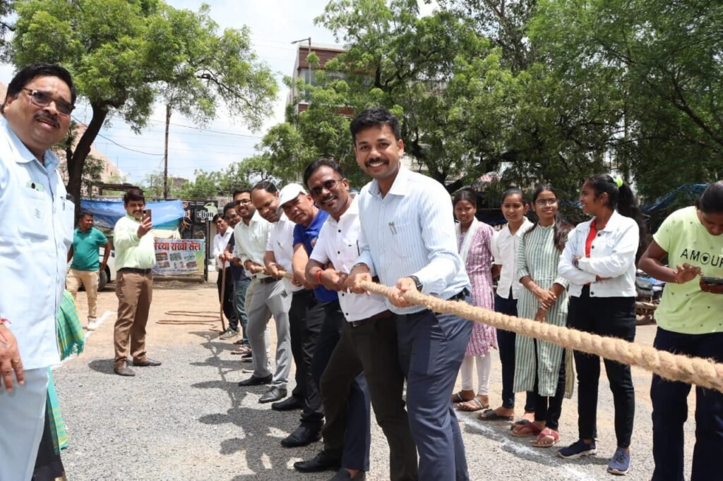 खेल विभूतियां हुई सम्मानित-सक्ती जिला मुख्यालय में सांसद, नगर पालिका अध्यक्ष, जिला पंचायत सीईओ, सीएमएचओ एवं जनप्रतिनिधियों की उपस्थिति में 29 अगस्त को डॉक्टर श्यामा प्रसाद मुखर्जी सभागार सामुदायिक भवन में हुआ खेल महोत्सव का आयोजन, सांसद ने फिट इंडिया की दिलाई शपथ kshititech