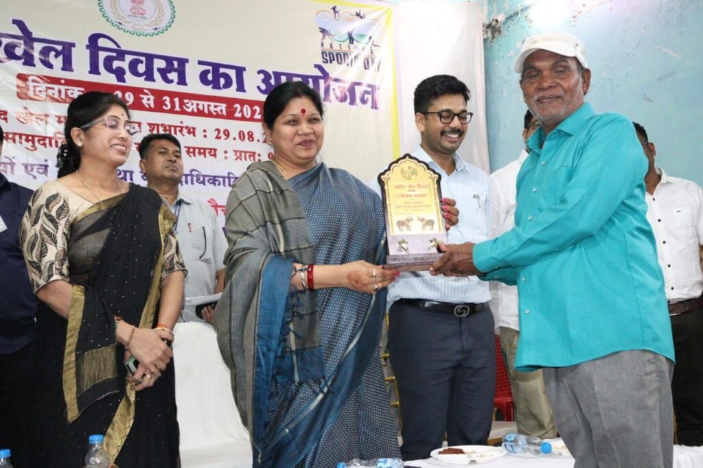 खेल विभूतियां हुई सम्मानित-सक्ती जिला मुख्यालय में सांसद, नगर पालिका अध्यक्ष, जिला पंचायत सीईओ, सीएमएचओ एवं जनप्रतिनिधियों की उपस्थिति में 29 अगस्त को डॉक्टर श्यामा प्रसाद मुखर्जी सभागार सामुदायिक भवन में हुआ खेल महोत्सव का आयोजन, सांसद ने फिट इंडिया की दिलाई शपथ kshititech