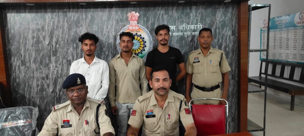 शक्ति में घर के अंदर घुसकर करी मारपीट,फरार तीनों आरोपियों को शक्ति पुलिस में किया गिरफ्तार,TI लखन पटेल ने कहा- अपराधियों पर पुलिस कर रही लगातार कार्रवाई, अपराधों में संलिप्त बख्से नहीं जाएंगे kshititech
