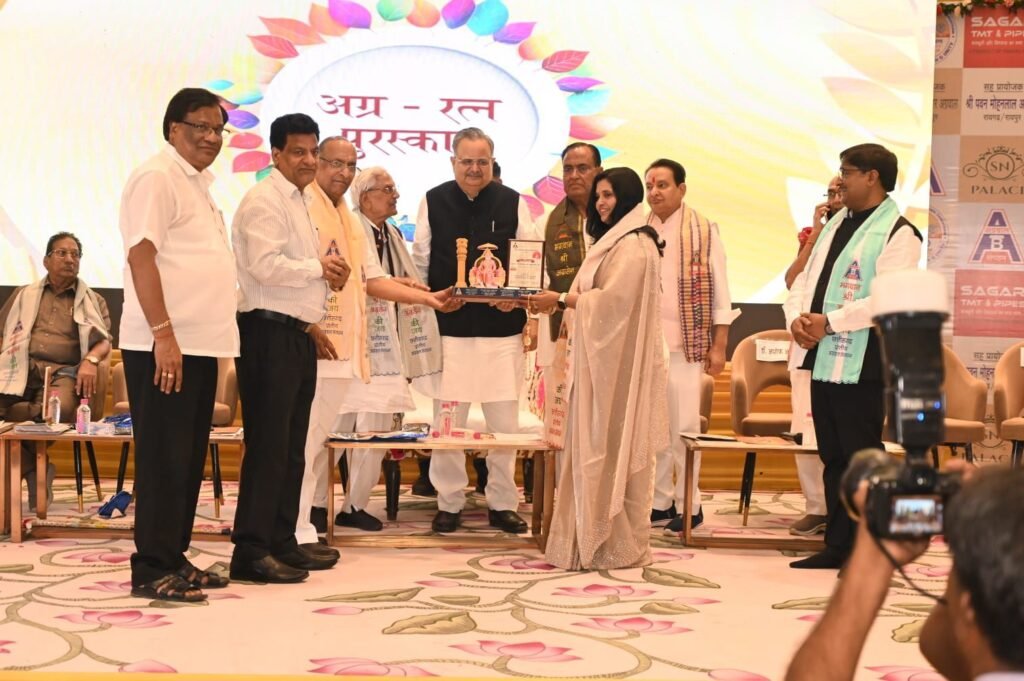 रायपुर की गौरव बबीता अग्रवाल- रायपुर की सामाजिक कार्यकर्ता बबीता अग्रवाल को मिला राष्ट्रीय अग्र ज्योति अलंकरण सम्मान, नारी सशक्तिकरण की दिशा में अहम योगदान के लिए हुई सम्मानित, पूर्व मुख्यमंत्री डॉ रमन सिंह एवं उपस्थित अतिथियों के हाथों बबीता को मिला ₹11000/-रुपये की राशि का चेक एवं मोमेंटो रायपुर की गौरव बबीता अग्रवाल- रायपुर की सामाजिक कार्यकर्ता बबीता अग्रवाल को मिला राष्ट्रीय अग्र ज्योति अलंकरण सम्मान, नारी सशक्तिकरण की दिशा में अहम योगदान के लिए हुई सम्मानित, पूर्व मुख्यमंत्री डॉ रमन सिंह एवं उपस्थित अतिथियों के हाथों बबीता को मिला ₹11000/-रुपये की राशि का चेक एवं मोमेंटो kshititech