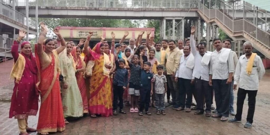 सरपंच जी की अनुकरणीय पहल- पुरीधाम की यात्रा से वापस लौटे सह परिवार ग्राम पंचायत के पंच गणों का रेलवे स्टेशन पर स्वागत किया सरपंच चंद्र कुमार सोनी ने, kshititech