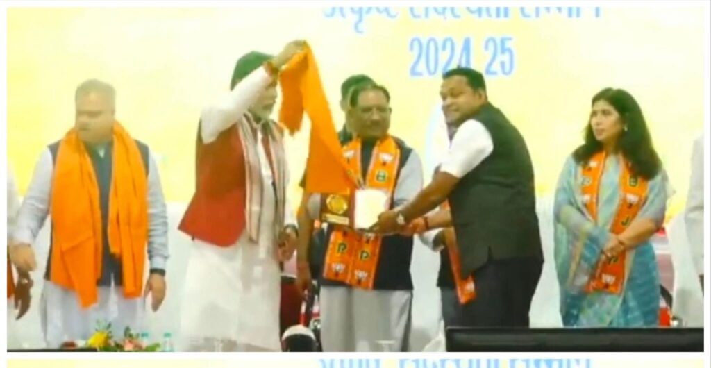 जांजगीर के अमर सुल्तानिया प्रदेश के मुख्यमंत्री एवं भाजपा अध्यक्ष के हाथों हुए सदस्यता श्री सम्मान से सम्मानित, अमर ने कहा- मुझको मिला यह सम्मान पूरे जिले के कार्यकर्ताओं को समर्पित, 25 वर्षों से भाजपा में सक्रिय कार्यकर्ता के रूप में काम कर रहे हैं सुल्तानिया,3321 सदस्य बनाकर सर्वश्रेष्ठ जिला संयोजक के रूप में दिया अपना योगदान जांजगीर के अमर सुल्तानिया प्रदेश के मुख्यमंत्री एवं भाजपा अध्यक्ष के हाथों हुए सदस्यता श्री सम्मान से सम्मानित, अमर ने कहा- मुझको मिला यह सम्मान पूरे जिले के कार्यकर्ताओं को समर्पित, 25 वर्षों से भाजपा में सक्रिय कार्यकर्ता के रूप में काम कर रहे हैं सुल्तानिया,3321 सदस्य बनाकर सर्वश्रेष्ठ जिला संयोजक के रूप में दिया अपना योगदान kshititech