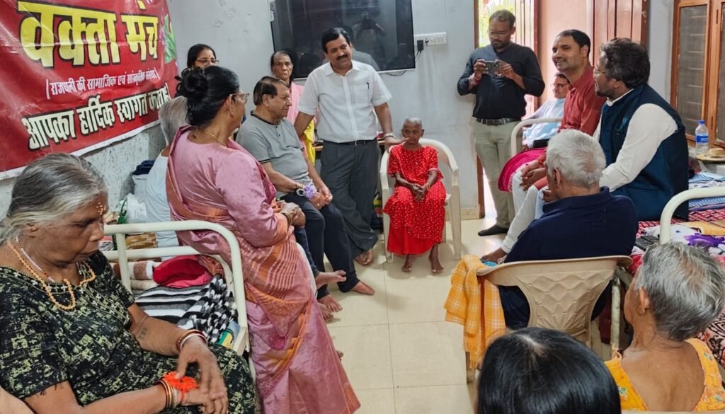 बहनों से मिलने की अनूठी पहल- वृद्धा आश्रम की वरिष्ठ महिलाओं के बीच पहुंचे वक्ता मंच के सदस्य, अवसर था रक्षाबंधन के पावन पर्व का, बुजुर्ग महिलाओं के बीच काव्य पाठ मनोरंजक खेलों का भी हुआ आयोजन kshititech